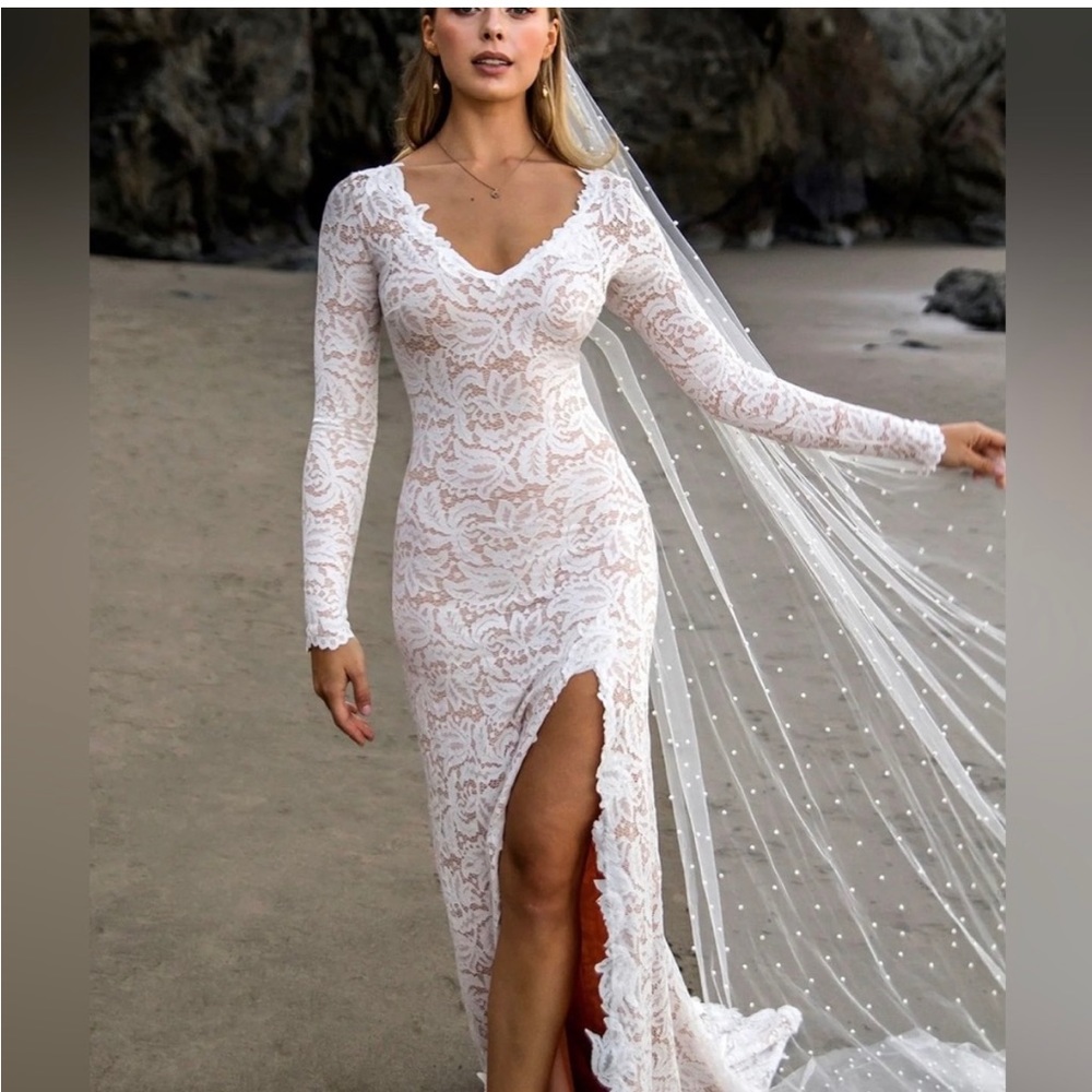 Beautiful and elegant shape white Pearl design timeless wedding veil.